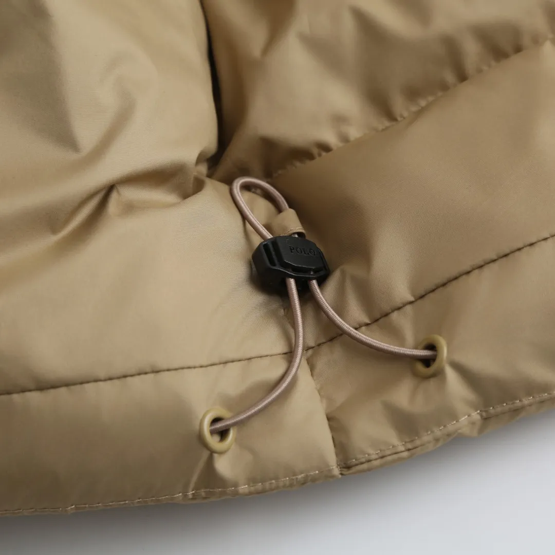 P890 Ralph Lauren Lightweight Down Jacket] Nylon fabric has good windproof and waterproof properties, which can effectively block the intrusion of wind and rain from the outside and keep the inside dry, suitable for wearing in humid or rainy environments.  The red label on the chest is made with an imported MECLO embroidery machine. The original pattern is scanned first, and then high-quality silk thread is used to make a pattern. The density effect is adjusted by continuous pattern making.  Exquisite details: the zipper design is simple and elegant, easy to operate; the closing design of the cuffs and hem effectively prevents the intrusion of cold wind, improving the warmth and comfort of wearing.  High-quality filling: 90 white duck down is selected, with a weight of 260g, ensuring excellent thermal insulation performance. After strict screening and processing, the velvet is not easy to drill, ensuring durability. The hangtags, wash marks, air holes, and four-button buttons are all customized from the original one-to-one mold.    Size: S M L